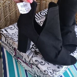 Black- Open toe w/ Block Heel Shoe